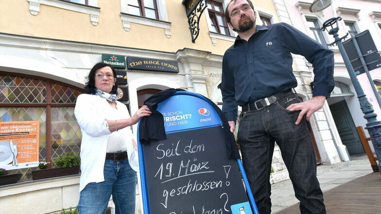 Elke Mäffert und ihr Mitarbeiter Matthias Bensch im Frühjahr vor dem Irish Pub auf der Zittauer Neustadt. Schon damals musste die Zittauer Kneipe acht Wochen schließen. Nun sind es schon über elf Wochen.