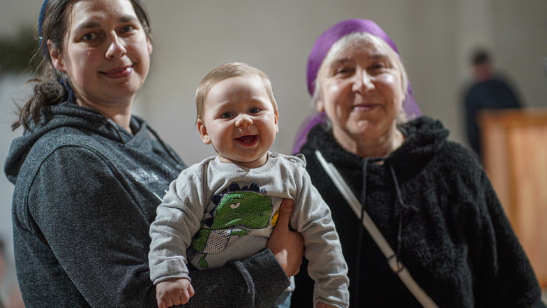 Der sieben Monate alte Petja weiß nichts vom Krieg in seiner ukrainischen Heimat. Gemeinsam mit Mutter Jelena und Großmutter Larissa Viktorowna (im Bild) sowie mit Vater und seinen vier Geschwistern ist er nun in Pohla in Sicherheit.