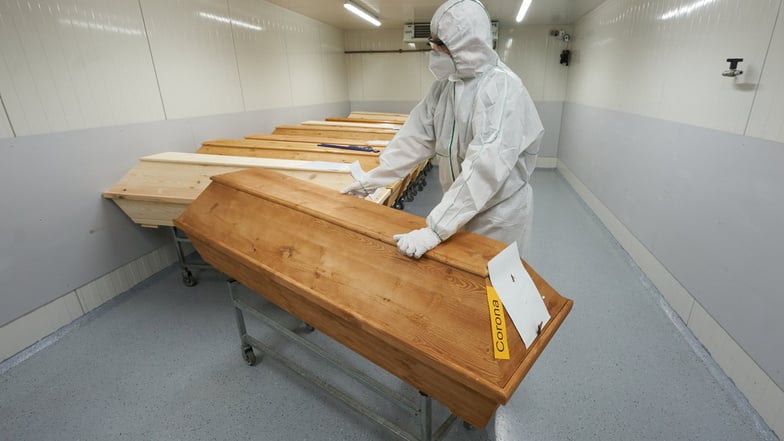 Das Krematorium in Dresden erweitert die Lagerkapazität für Särge. Grund sind die weiterhin steigenden Todeszahlen aufgrund des Coronavirus.