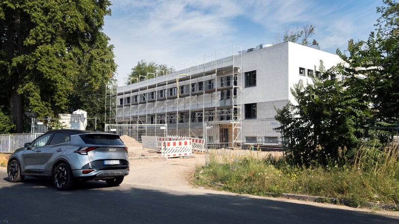 Die neue Rettungswache in Riesa. Hinter dem Gebäude liegt das Krankenhaus.