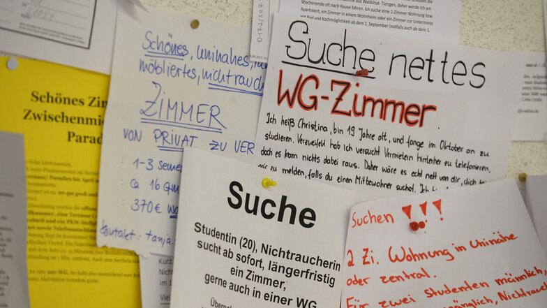 Wohnungsgesuche hängen am Schwarzen Brett der Universität Konstanz in Baden-Württemberg (Symbolfoto).