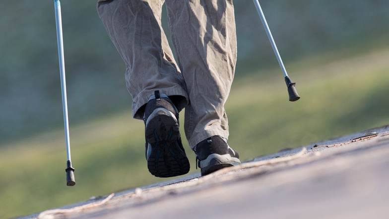 Typisch bei Parkinson sind Probleme beim Gehen. Erkrankte sollten sich dennoch möglichst täglich bewegen, beispielsweise beim Nordic Walking.