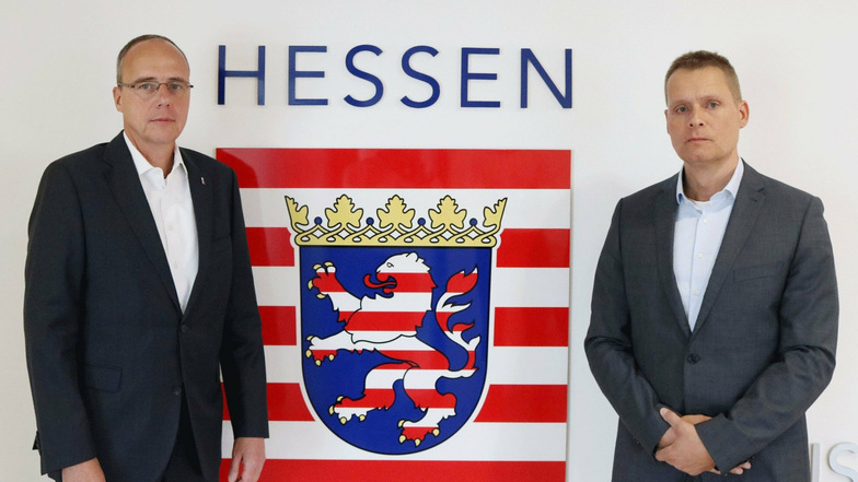 Der hessische Innenminister Peter Beuth (CDU, l.) mit Hanspeter Mener, der als Sonderermittler federführend die Ermittlungen zu den "NSU 2.0"-Drohmails in Hessen führt.