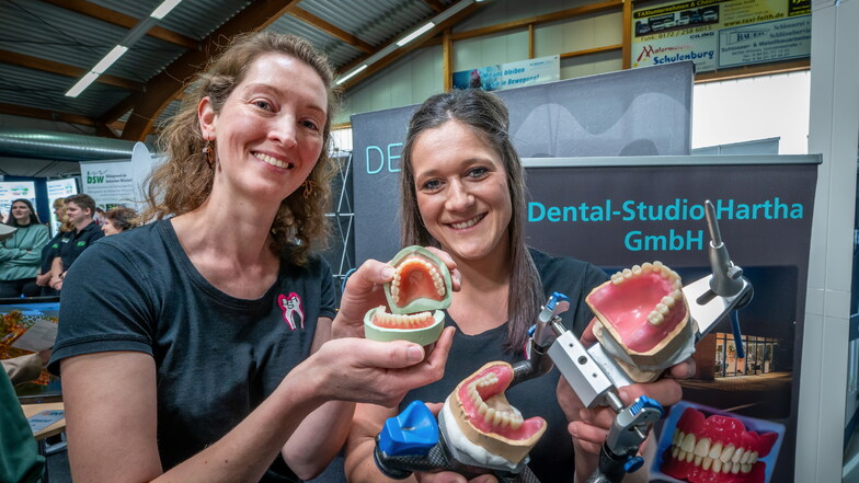 Die Zahntechnikerinnen Sabine Köfer (li.) und Jenny Haubner vom Dental-Studio Hartha haben auf der Karrieremesse ZIM in Döbeln einen von mehr als 86 Ständen betreut, an denen sich Arbeitssuchende nach einem Job umgesehen haben.