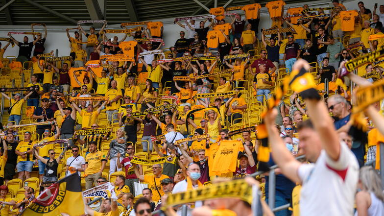 Auf dem Foto wegen der gelben Sitze kaum zu erkennen, aber die Dynamo-Fans mussten im Stadion auf Abstand gehen.