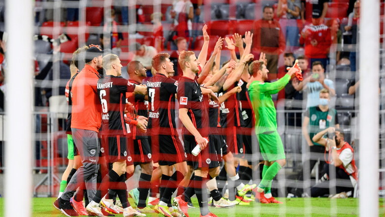 Die Frankfurter Mannschaft feiert den Sieg gegen den FC Bayern München in der Allianz Arena.