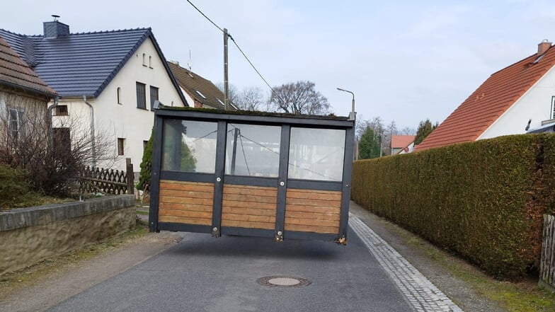 Mit dem Radlader wurde das Bushäuschen für die Restaurierung durch Ludwigsdorf transportiert.