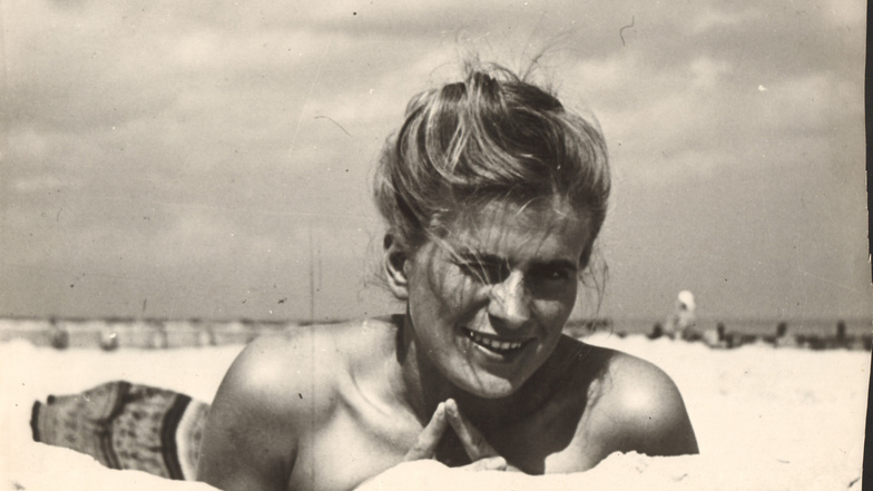 Als 32-Jährige im Jahr 1951 im Ostseesand.