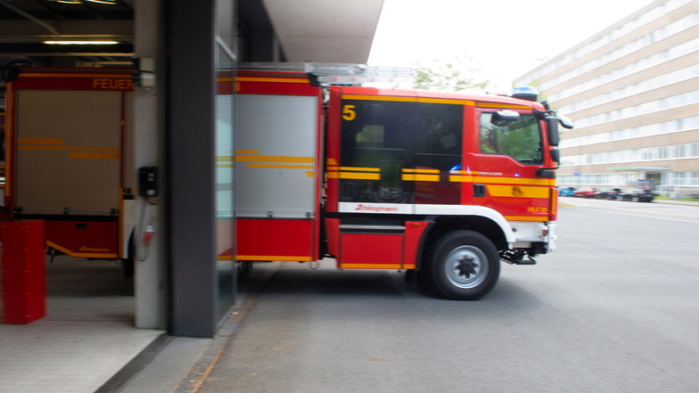Die Feuerwehr ist zu einem Brand in einem Dresdner Mehrfamilienhaus ausgerückt.