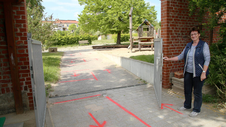 Elvira Kühn ist die Leiterin im städtischen Kinderhaus Kinderinsel Kunterbunt in Görlitz. Für die Rückkehr der Kinder hat sie unter anderem die Außenflächen markieren lassen.