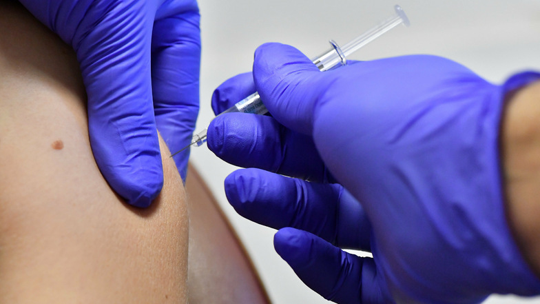 Gegen Grippe kann man sich beim Hausarzt impfen lassen. Auch die Gesundheitsämter in Bautzen, Kamenz und Hoyerswerda bieten Impfungen an.