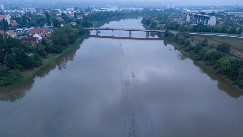 Hochwasser der Elbe steht in der Flutrinne in Dresden