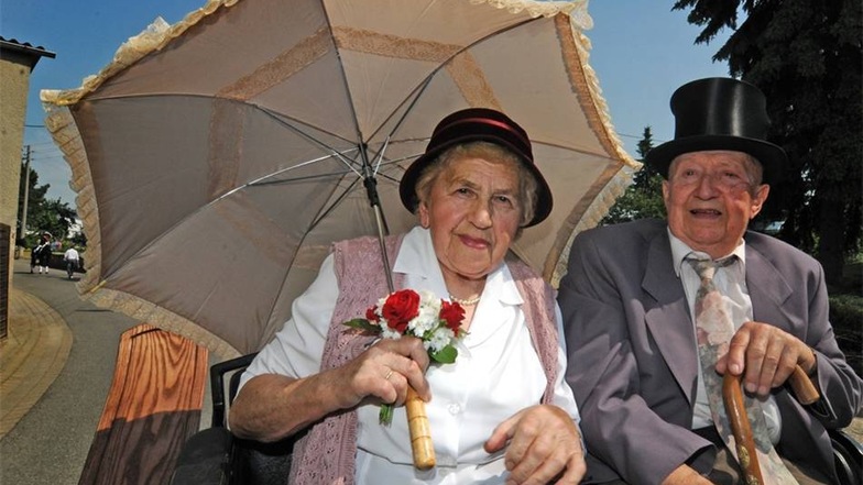 Lucia (87) und Heinz (88) Kühne dürfen als Älteste im Dorf in der Kutsche Platz nehmen.