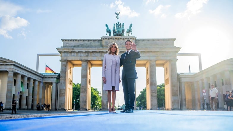 Emmanuel Macron und  seine Frau Brigitte sind am Sonntag zu einem dreitägigen Staatsbesuch in Deutschland eingetroffen.