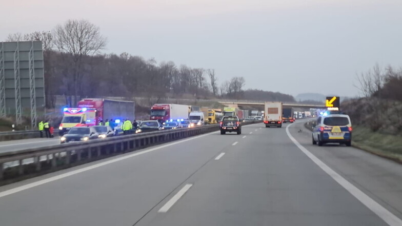 Gesperrte A17 nach dem Unfall mit dem Audi-SUV nahe Bad Gottleuba im vergangenen Herbst. Jetzt stand der Autodieb vor Gericht.