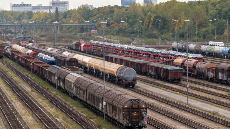 Ein Jahr nach dem Verbot besonders lauter Güterwagen fahren die Züge deutlich leiser durch Deutschland. Das haben Messungen des Eisenbahn-Bundesamtes an 19 Stationen ergeben.