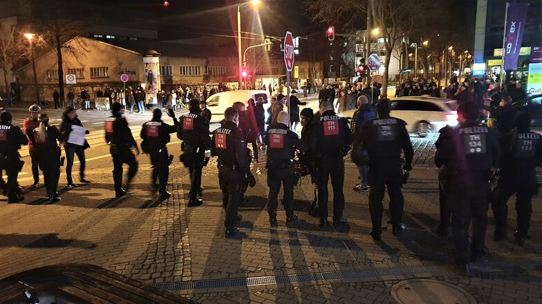 Die Polizeikette rückt vor und trifft an der Ecke Blasewitzer Straße/Augsburger Straße gleich auf die Studenten.