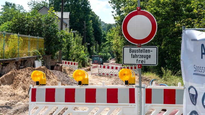 Als größtes Bauprojekt für Roßwein läuft in der Gersdorfer Straße die Erneuerung von Abwasserkanal und Trinkwasserleitung. Auch Elektroleitungen werden verlegt.