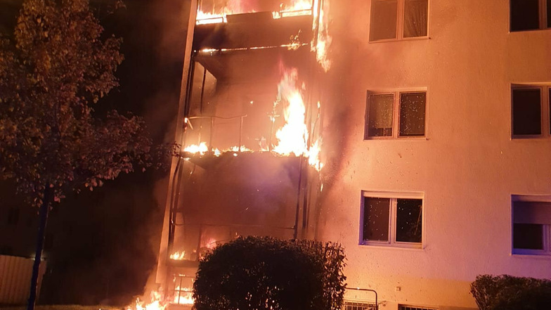Vier Balkone eines Mehrfamilienhauses in der Trachauer Straße in Radebeul standen in der Nacht zum Sonnabend in Flammen.