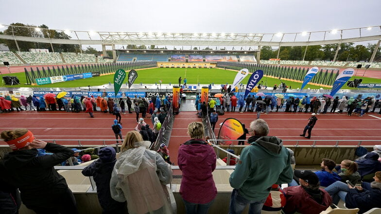 Die Zuschauer hatten von der Haupttribüne eine perfekte Sicht auf den Schießstand.