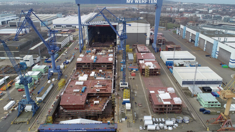 Im Dock der Warnemünder Werft von MV Werften ist das 216 Meter lange Mittelteil des Global Class Kreuzfahrtschiffs im Bau.