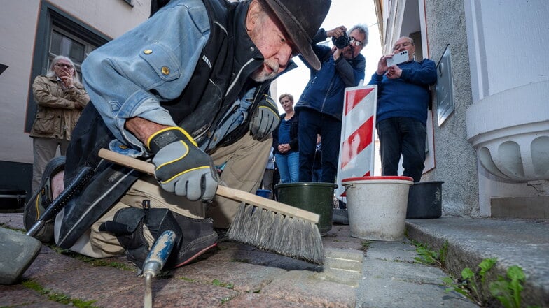 Künstler Gunter Demnig ist der Initiator des Gedenkprojektes Stolpersteine und kam persönlich nach Meißen, um drei weitere Mahnmale vor dem Wohn- und Geschäftshaus Görnische Gasse 2 zu verlegen.