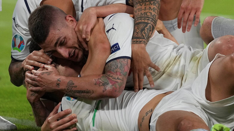 Die italienischen Spieler feiern den 1:0-Führungstreffer.
