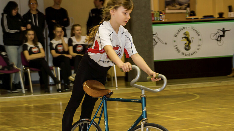 Lea Schmidt (im Bild) ist eine Nachwuchssportlerin des RfV Wiednitz, die am Wochenende bei den Meisterschaften in der Altersklasse U 11 im 1er-Kunstradfahren am Start war. Zum Wiednitzer Aufgebot bei den Titelkämpfen gehörten insgesamt immerhin 20 Sportle