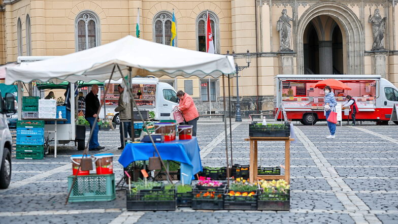 Blick auf den Zittauer Wochenmarkt. Hier steht auch der Fisch-Anbieter aus Neugersdorf.