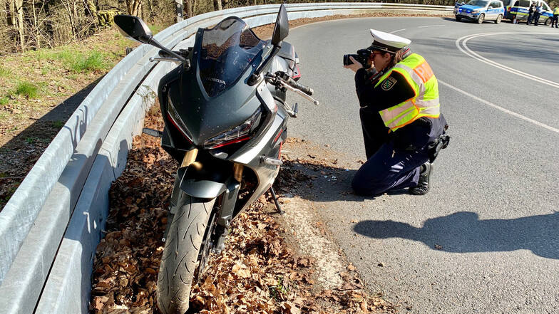Erst Anfang dieses Monats gab es einen Unfall in den Serpentinen. Ein 21-jähriger Motorradfahrer stürzte offenbar nach einem Fahrfehler und musste schwer verletzt in ein Krankenhaus gebracht werden.