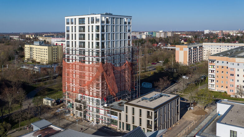 Gerüstbauer haben das erste Drittel des neuen "Lipsia-Turm" vom Baugerüst befreit.