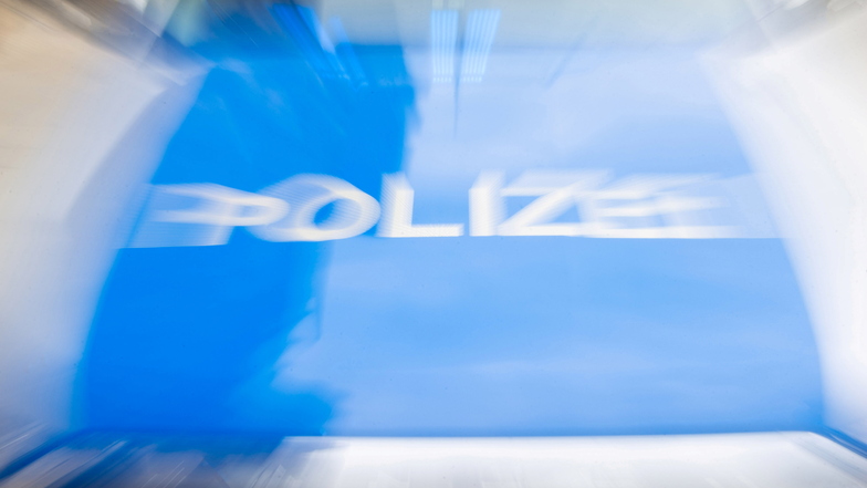 Die Dresdner Polizei ermittelt wegen Volksverhetzung und Beleidigung gegen einen unbekannten Mann.