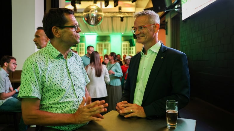 Der Dresdner CDU-Chef Markus Reichel (rechts im Bild) freut sich über das Landtagswahlergebnis in Sachsen.