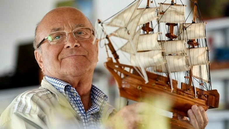 Bruno Jezek mit dem Modell des Schiffes, auf dem er zuerst als Seemann tätig war.