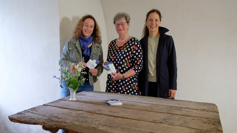 Christina Nehrkorn-Stege, Carola Schul und Annegret Fischer (v.l.) am Tisch, auf dem vor 379 Jahren der Waffenstillstandsvertrag zwischen Sachsen und Schweden unterzeichnet wurde.