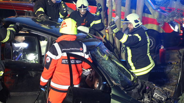 Der Opelfahrer wurde im Fahrzeug eingeklemmt. 