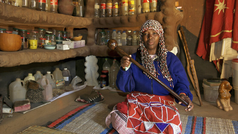 Die Südafrikanerin Aleta Thamae ist eine traditionelle Heilerin. Mit Pflanzen behandelt sie die Leute aus ihrem Dorf. Das Prinzip dahinter wird in Dresden erforscht.