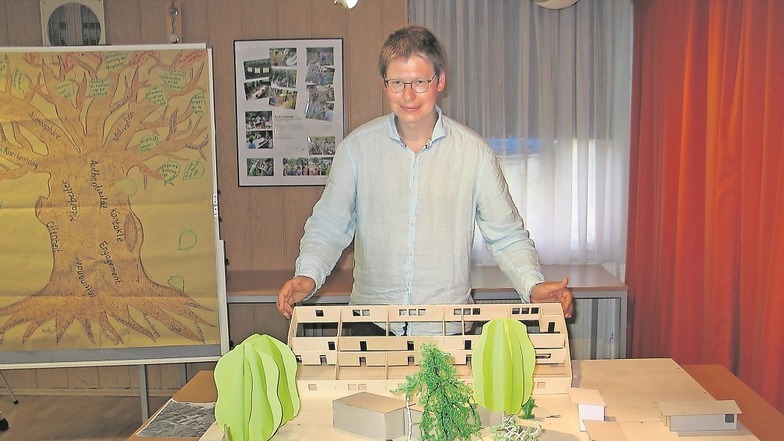 Randolf Rotta mit einem Modell der künftigen Station Junger Naturforscher und Techniker. Der gebürtige Weißwasseraner leitet selber Arbeitsgemeinschaften und Ferienprojekte. Als Stifter engagiert er sich jetzt dafür, dass sich in der Stadt auch künft
