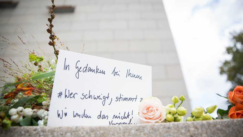 Auch vor der Synagoge in Dresden wurden nach dem rechtsextremen Terroranschlag von Halle Blumen abgelegt.