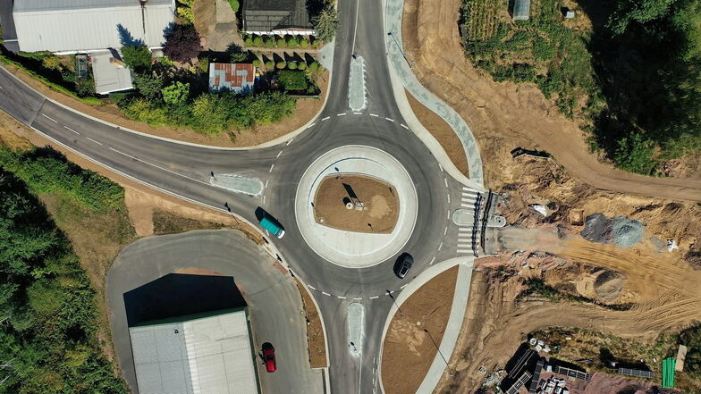 Der neue Kreisverkehr an der Mertitzer Straße ist fertig. Dadurch ist die Sperrung der Staatsstraße von Lommatzsch nach Nossen aufgehoben.