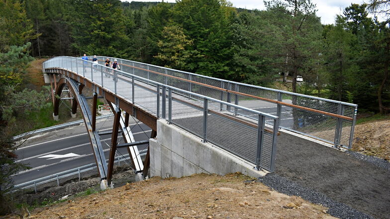 Die Brücke wurde schon vor der offiziellen Eröffnung am Freitag rege genutzt.