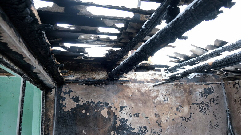 Das Dach der Laube wurde von dem Brand völlig zerstört. Die Ursache ist noch unklar.