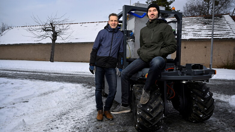 Derzeit hat der Elwobot, der Roboter für den Obst- und Weinanbau, gerade Winterpause. Thomas Herlitzius (l.) und Patrick Richter nutzen die Zeit für neue Ideen.