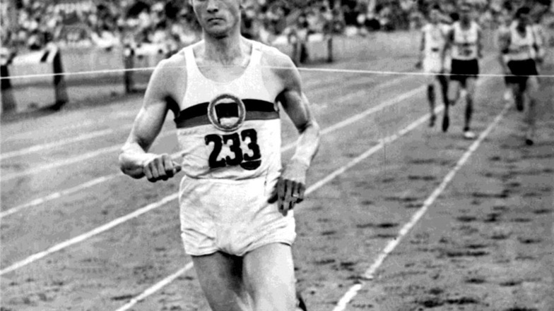 Rudolf Harbig gewinnt den 800-m-Lauf bei den deutschen Meisterschaften 1939 im Berliner Olympiastadion. Foto: privat