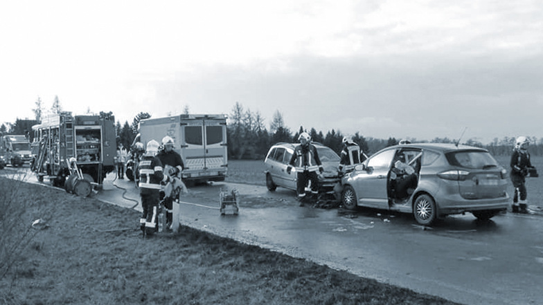 Ein Foto zeigt den schweren Unfall Anfang 2020 nahe des Frauenhainer Ortsausganges. Tage nach dem Frontalcrash war eine der Beteiligten im Krankenhaus gestorben.
