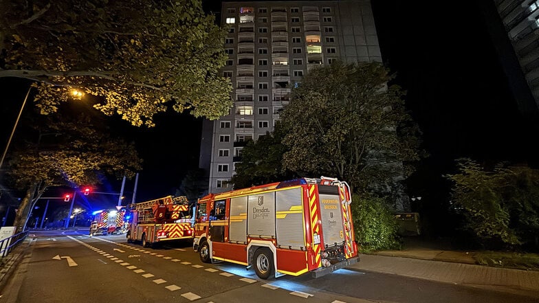 In der Nacht zu Samstag stand in Dresden-Prohlis eine Wohnung in einem Hochhaus in Flammen.