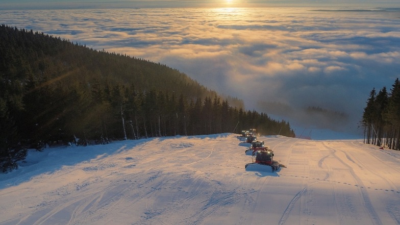 Das Skigebiet am Klinovec ist seit diesem Jahr das größte in ganz Tschechien. Nach der Fusion mit dem benachbarten Skigebiet Neklid gibt es hier über 30 Pistenkilometer. Knapp 23 sind jetzt schon in Betrieb wie die drei Kilometer lange „Jachymovska“ auf d