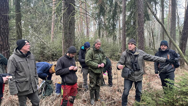 Naturschützer und Honorardozent Matthias Schrack (2.v.r.) mit Landschaftspflege-Lehrgangsteilnehmern im Moorwaldgebiet Großdittmannsdorf. Hier werden sie Stauschwellen an Gräben errichten.