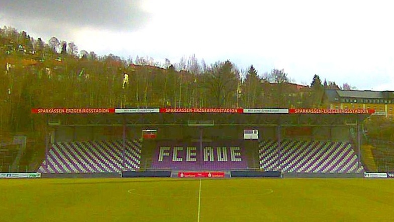 Aktueller Blick auf die Tribüne des Sparkassen-Erzgebirgsstadions in Aue, aufgenommen von einer Webcam.