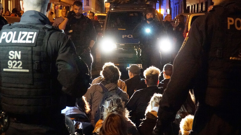 Konfrontation in der Nacht: Polizisten umringen in Leipzig Demonstranten, die spontan gegen die Abschiebung eines abgelehnten syrischen Asylbewerbers demonstrierten und versuchten, den Einsatz zu blockieren.